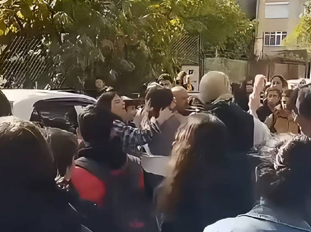 İzmit'te veliler öğrencilerin gözü önünde kavga etti!