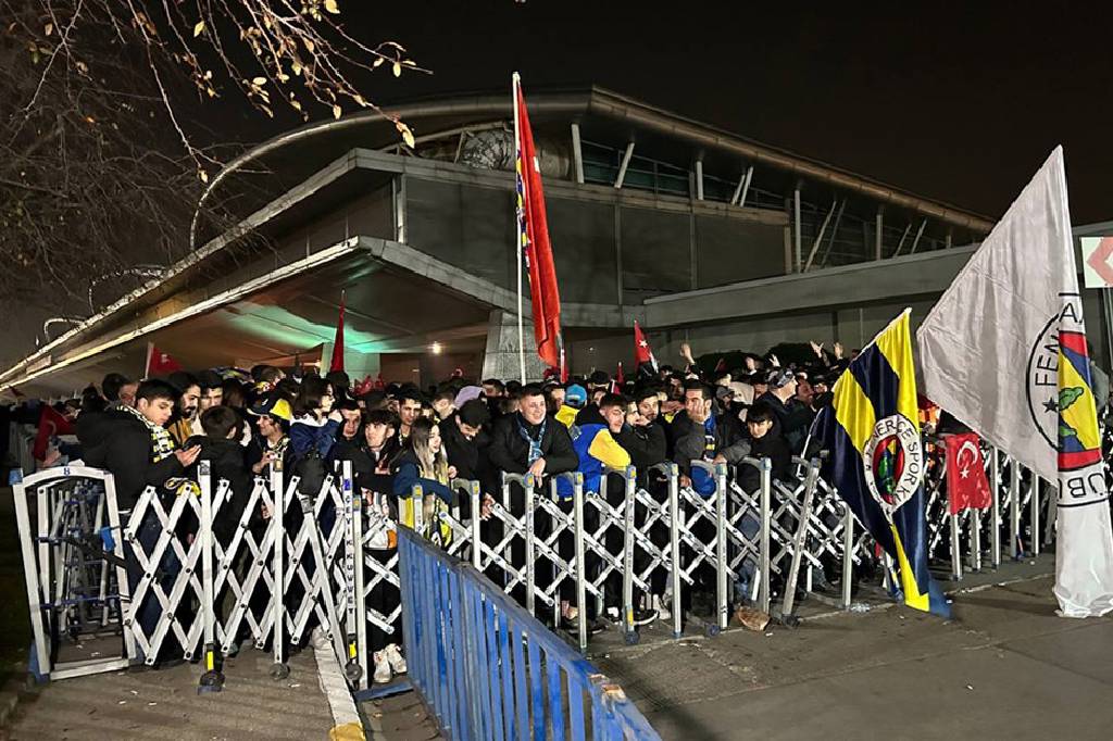 Fenerbahçe maçı öncesi Hollanda'da olay: Türk taraftarlara saldırdılar!