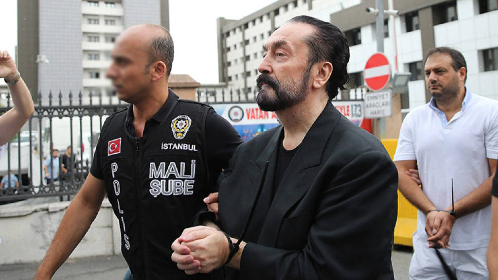 Adnan Oktar'ın örgüt davasında ara karar! Mahkemeye getirilecek