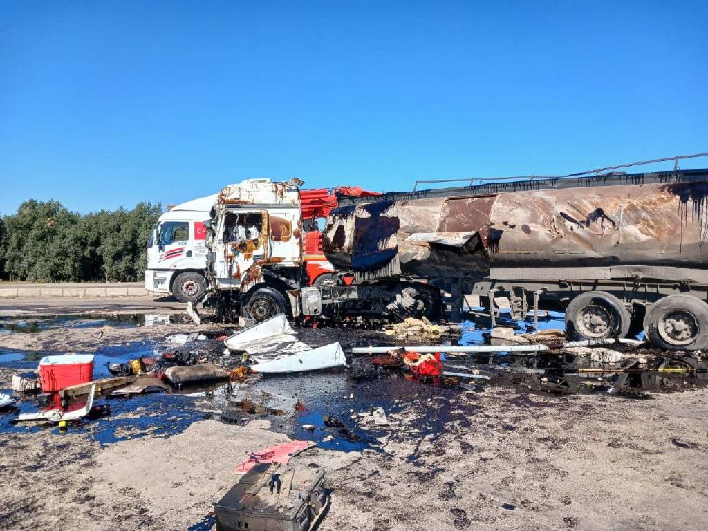 Hatay'da yakıt tankeri alev aldı: Litrelerce ham petrol yola döküldü!