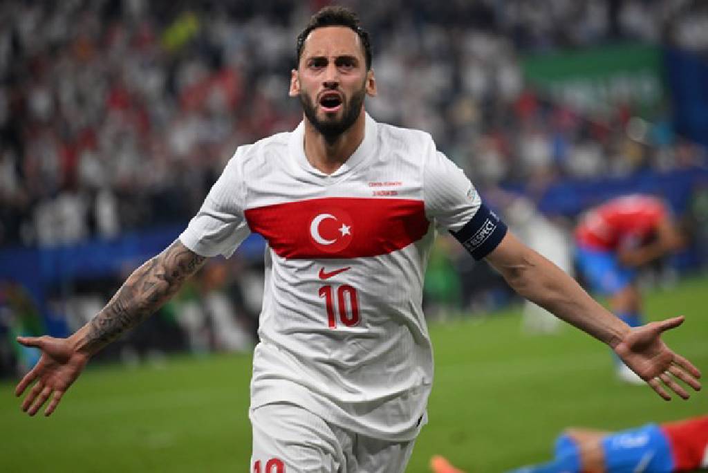 Hakan Çalhanoğlu'ndan transfer açıklaması ve Türkiye yanıtı