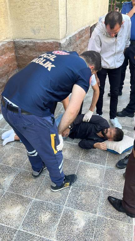 Kayseri'de hakkında 5 yakalama emri bulunan şüpheli, polisi görünce 2'nci kattan atladı