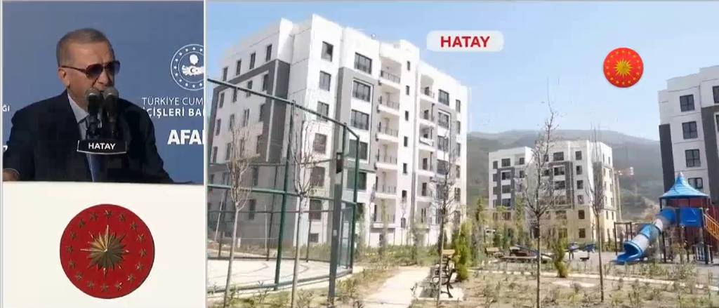 Depremzedeler yeni yuvalarına kavuşuyor! Cumhurbaşkanı Erdoğan, Hatay’da anahtarları teslim etti