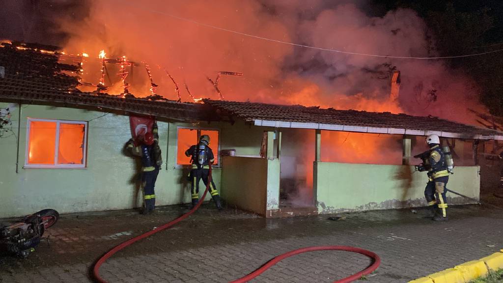 Kocaeli'de bir garip olay! 72 yaşındaki annesinin ilişkisi olduğunu düşünerek, içinde bulunduğu evi yaktı…
