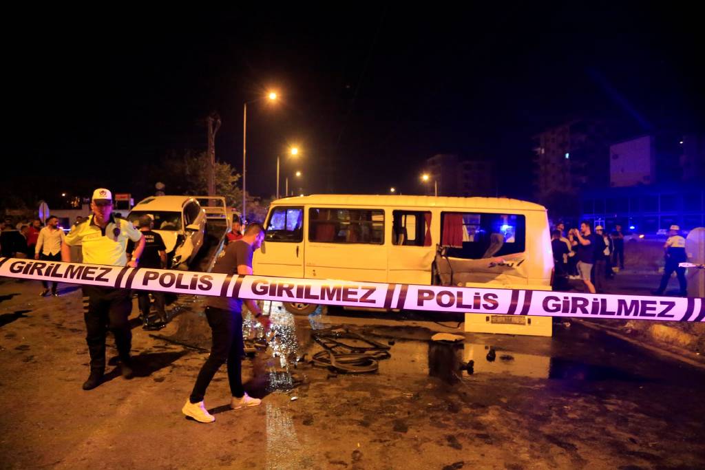Antalya'da minibüs ile otomobil çarpıştı, ortalık savaş alanına döndü: 22 yaralı