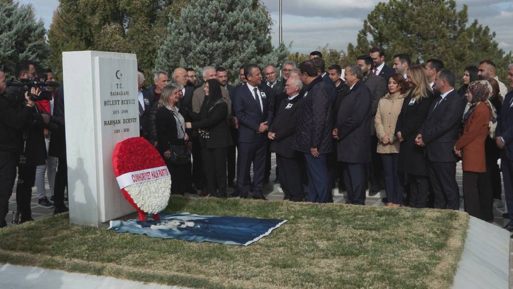 18 yıl geçti… Özgür Özel, Bülent Ecevit’in mezarının başında söz verdi! ‘İktidar olarak geleceğim’