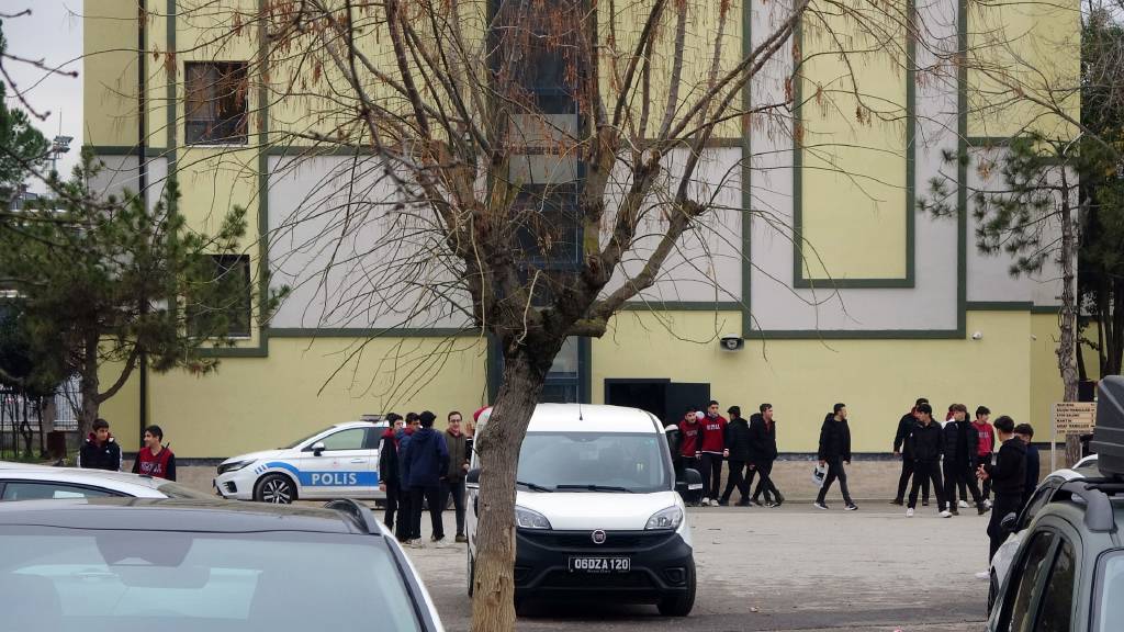 Lisede kavga! Okul arkadaşını tornavidayla yaraladı...
