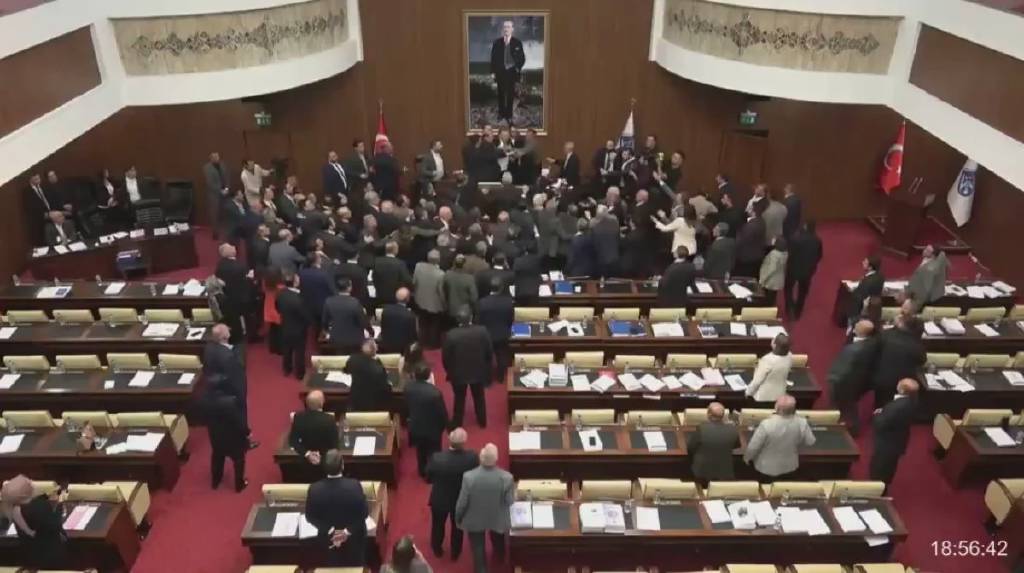 Ankara Büyükşehir Belediye Meclisi'nde yumruklu kavga! 