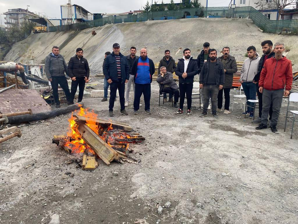 Ümraniye metro inşaatında paralarını alamayan işçilerden eylem
