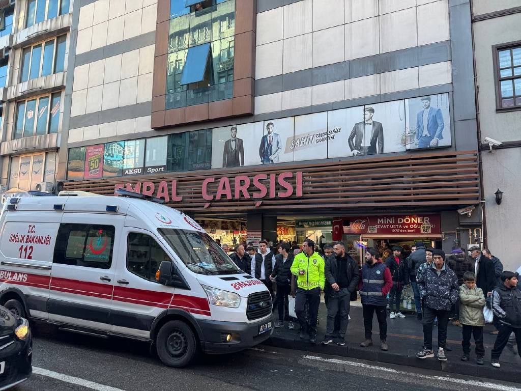 Alışveriş merkezinde kendini üçüncü kattan boşluğa bıraktı!