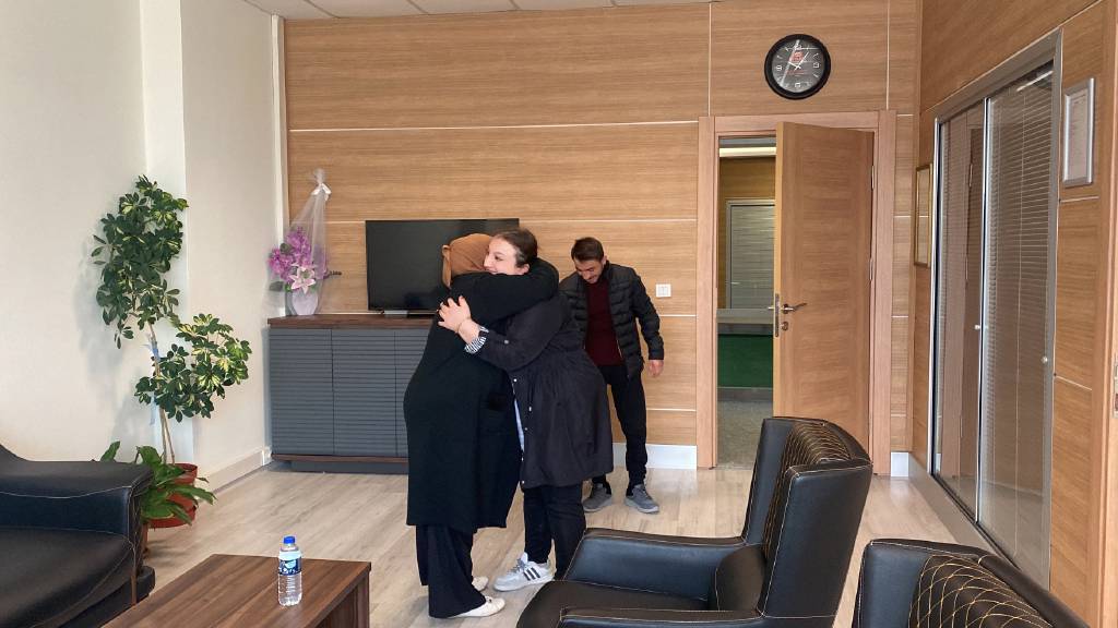 Hiç görmediği annesine 28 yıl sonra kavuştu