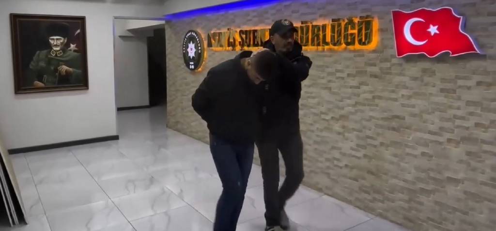 Kendini polis olarak tanıtıp 1,5 milyonluk vurgun yapan dolandırıcı yakalandı