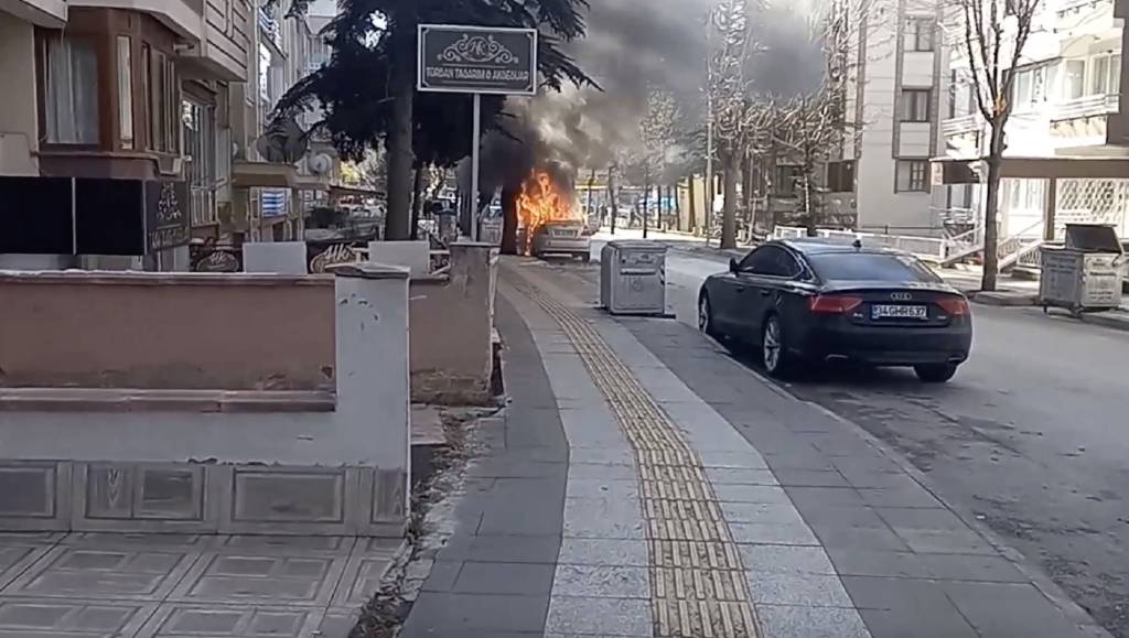 3 ay önce yapamadığını şimdi yaptı! Aracını ve evini ateşe vererek intihar etti…