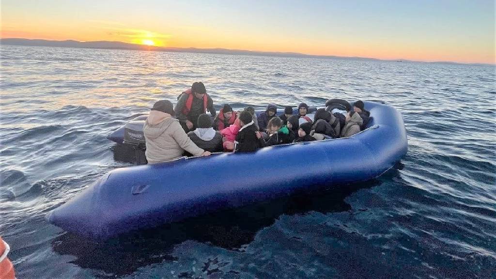 İzmir açıklarında kaçak göçmen yoğunluğu! 209 kişi yakalandı...