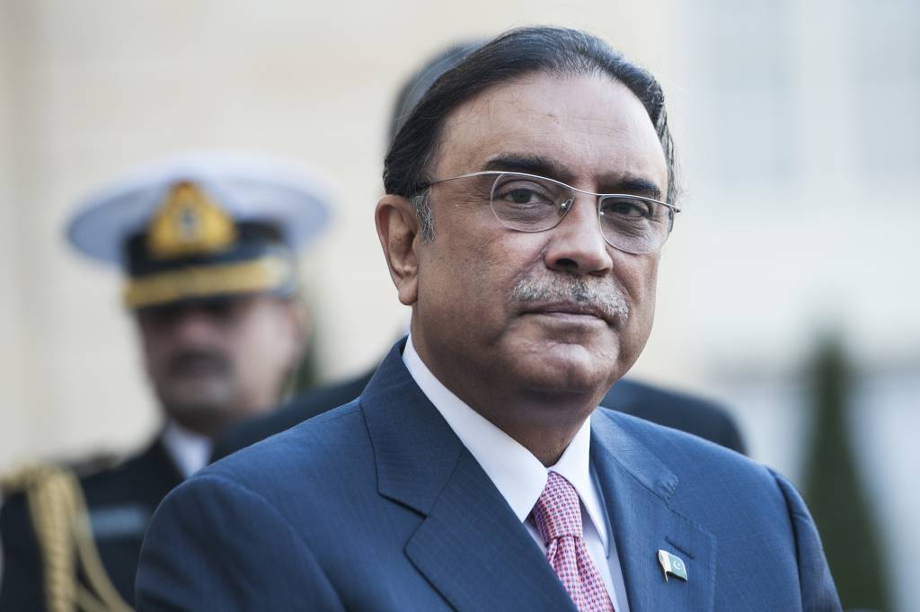 Pakistan Cumhurbaşkanı Zardari'nin bacağı kırıldı