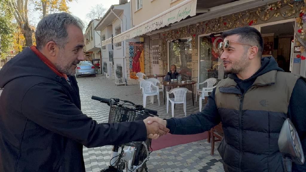 iPhone ile motosikletini takas etti, üzerine de 10 gün bedava kavurma yiyecek...