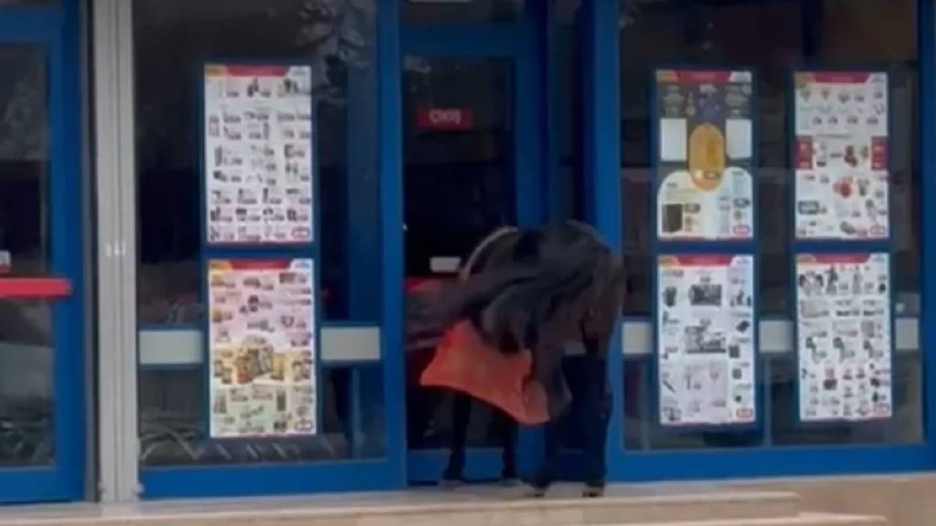 Adana'da marketin kapısına at bağladılar...