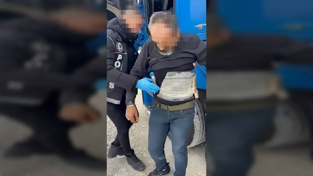 Edirne Emniyet Müdürlüğü Narkotik Suçlarla Mücadele ve İstihbarat Şube ekipleri, Kapıkule Sınır Kapısı'nda yurda giriş yapan bir tırda uyuşturucu operasyonu gerçekleştirdi