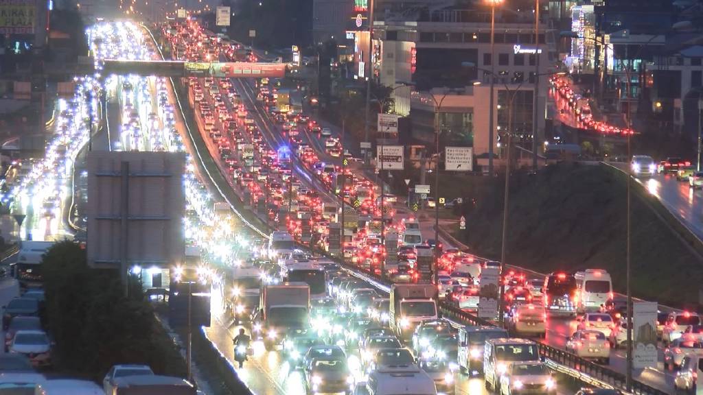 İstanbul'da akşam saatlerinde trafik yoğunluğu yağmurun da etkisiyle zirve yaptı