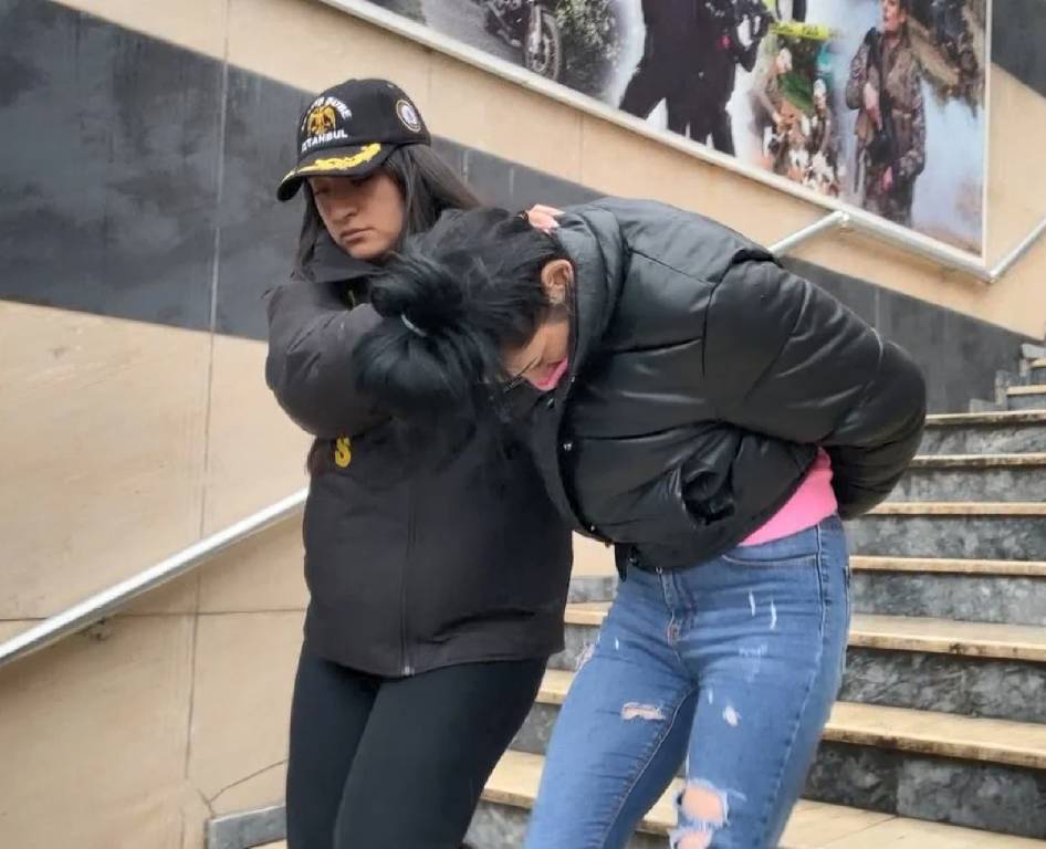 İstanbul'da iki ayrı kuyumcuya girerek toplamda 13 milyon lira değerinde eşya çalan 7 şüpheli, polis ekiplerinin düzenlediği eş zamanlı operasyonlarla yakalandı