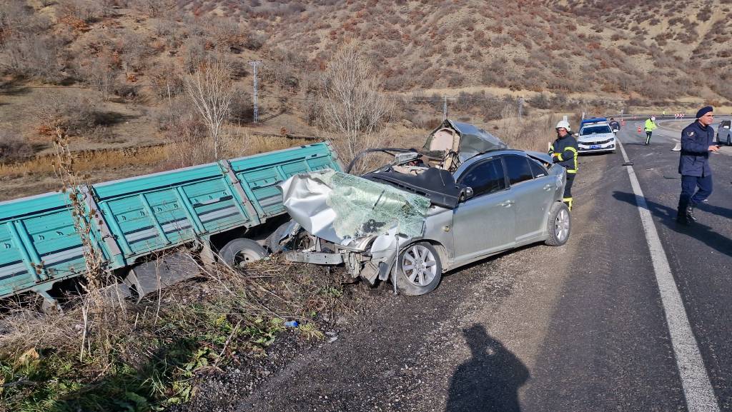 Çorum’da, kamyonla çarpışan otomobil hurdaya döndü: 2 kişi öldü