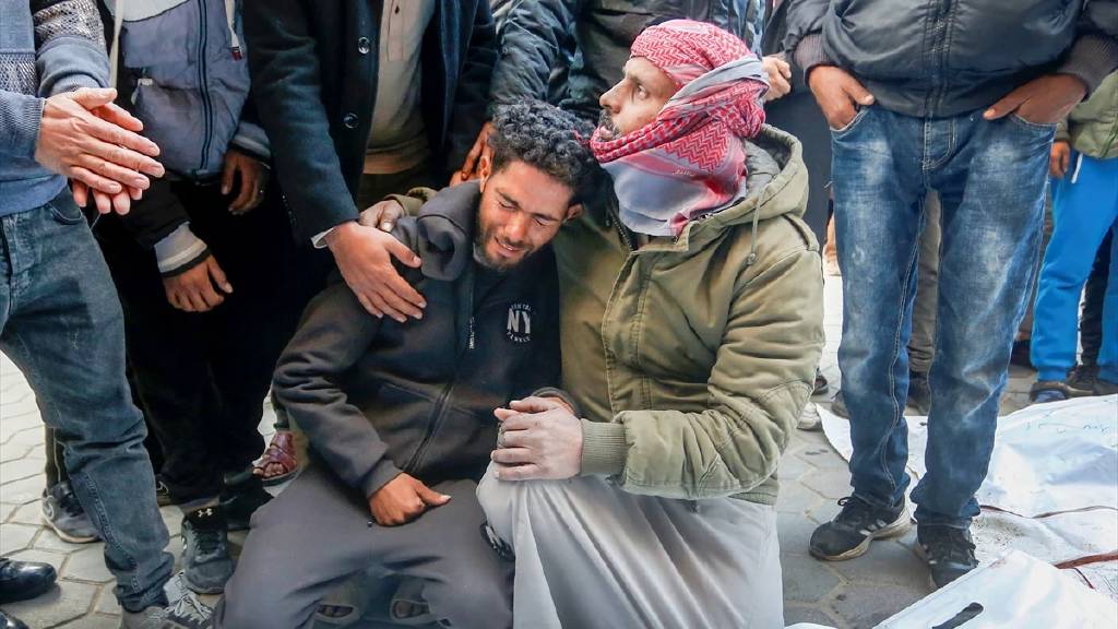 İsrail ordusunun Gazze Şeridi’nin orta kesiminde bulunan Maghazi Mülteci Kampı’na düzenlediği saldırıda, aralarında çocukların da olduğu çok sayıda kişi hayatını kaybetti