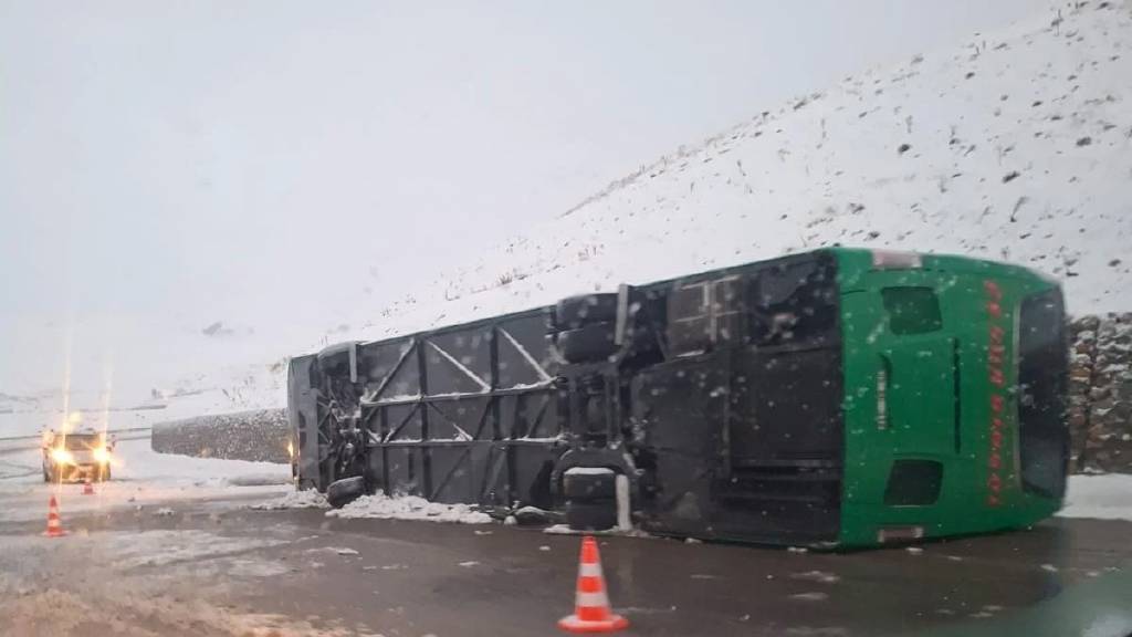 Bingöl'de yolcu otobüsü devrildi: 2 ölü, 16 yaralı