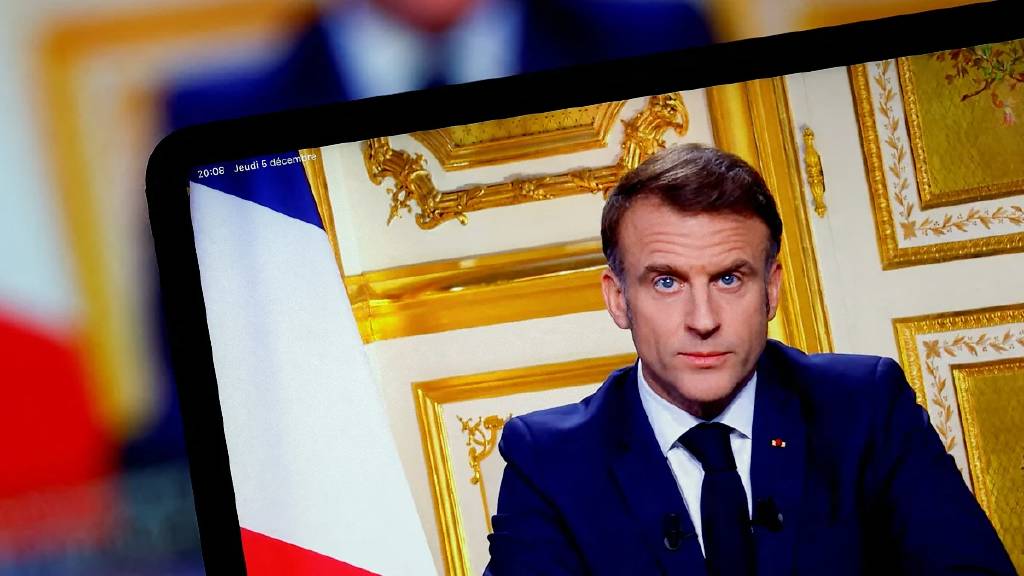 Fransa'da hükümet krizi! Macron'dan ilk açıklama: Görev süremin sonuna kadar buradayım
