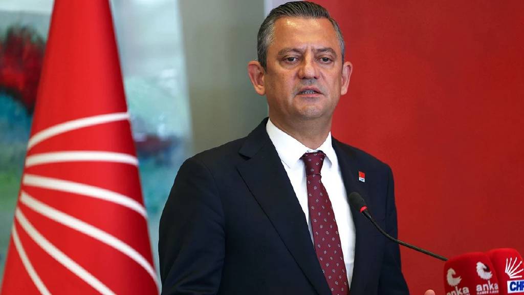 CHP Genel Başkanı Özgür Özel’in dış politika konusundaki öngörüsünün yanlış olduğu eleştirileri gündeme geldi