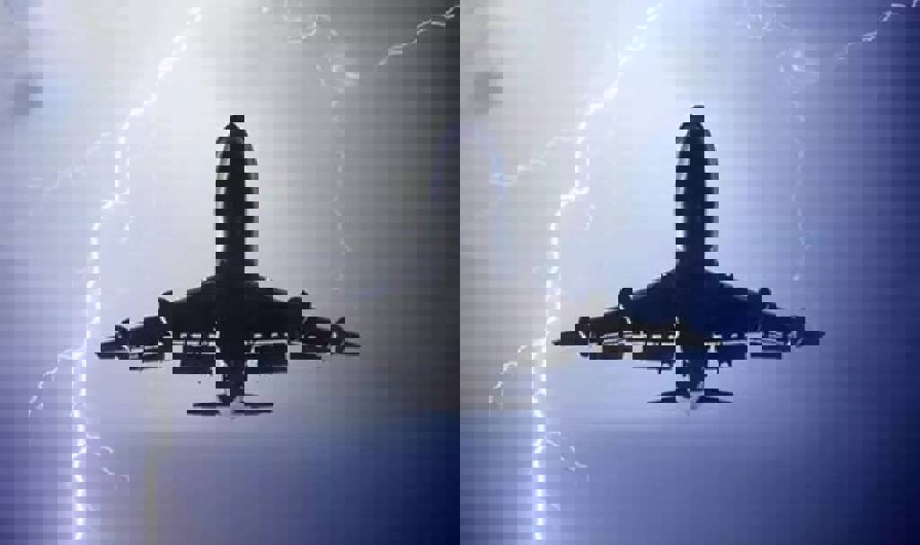 İstanbul'da korku dolu anlar! Hem THY hem de Pegasus uçağına yıldırım düştü...