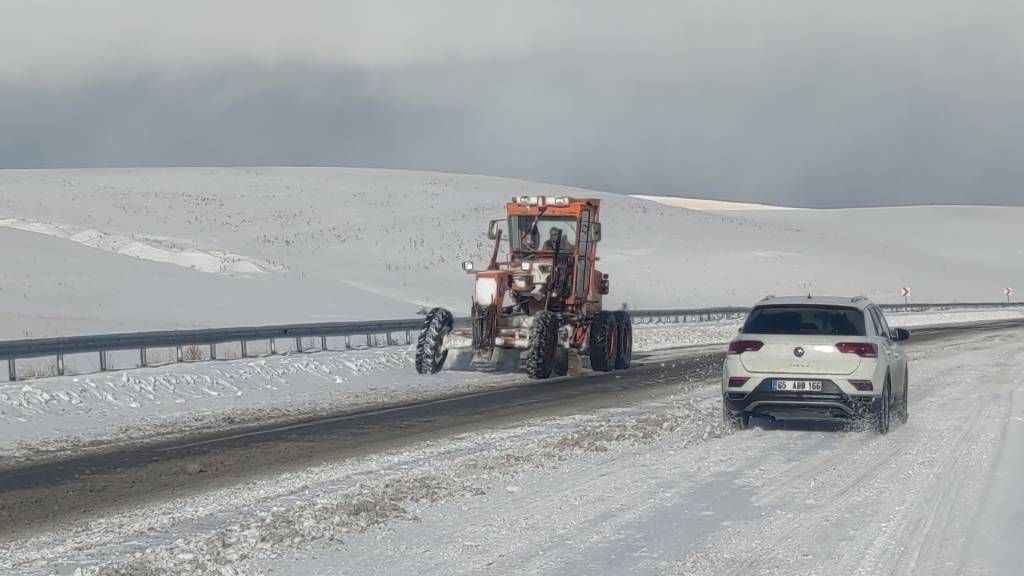 Van'da 21 yerleşim yeri ulaşıma kapandı