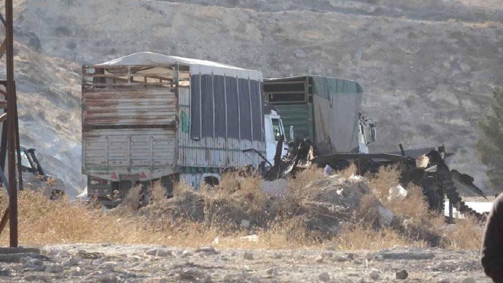 Münbiç'te köprü girişine bırakılan bombalı araç etkisiz hale getirildi