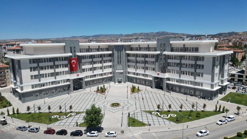 Çorum'da belediye çalışanının ismini kullanıp iş adamlarını dolandırdılar...