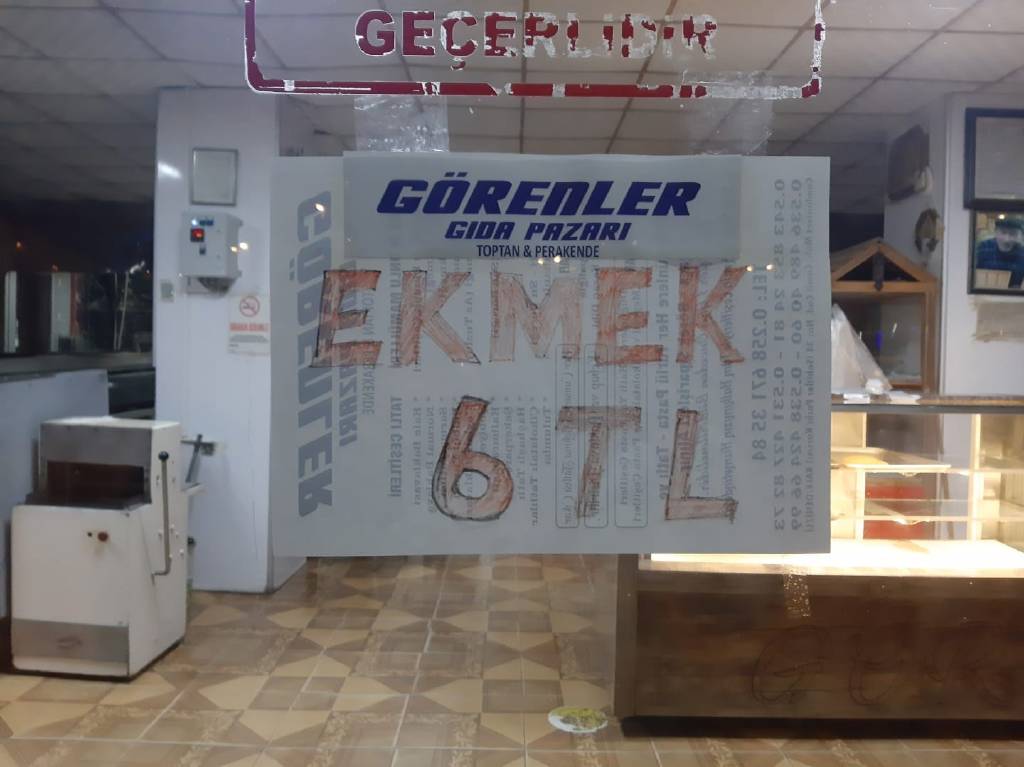 Ekmeğin fiyatı 8 TL'den 6 TL'ye düştü! Duyan akın etti...