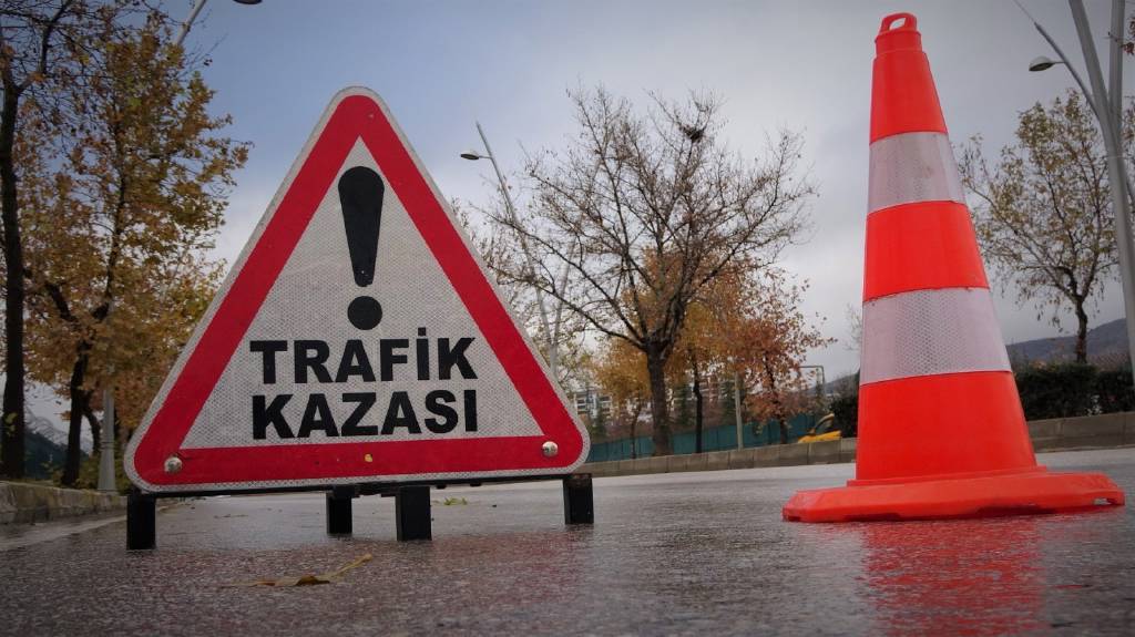 Elazığ'da feci kaza: 1 ölü, 4 yaralı 