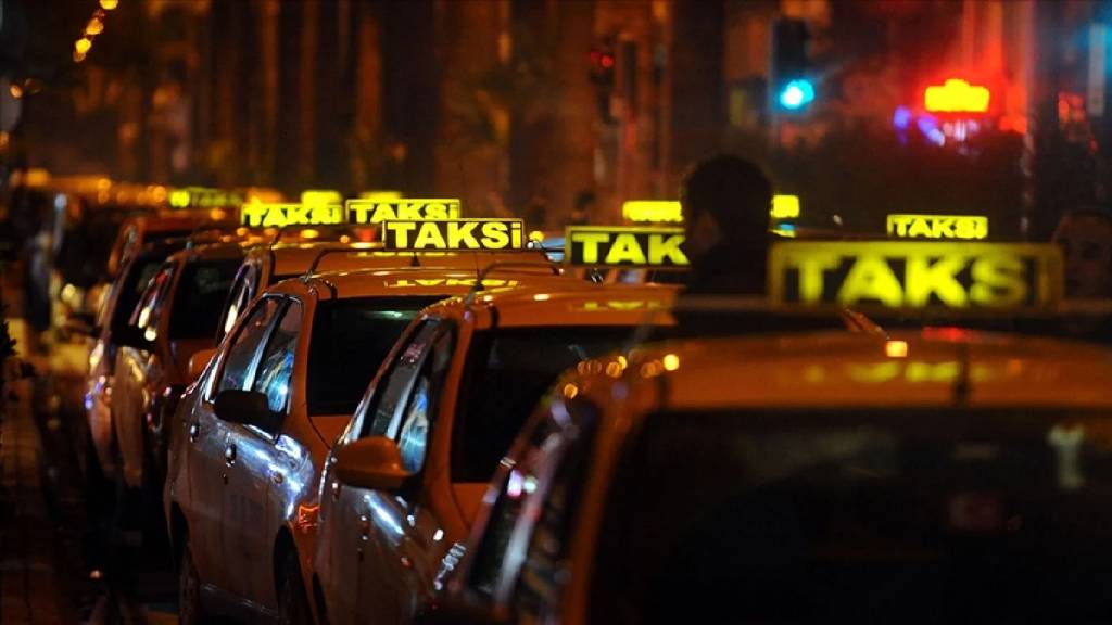 İstanbul Büyükşehir Belediye Başkanı Ekrem İmamoğlu, halk oylamasıyla belirlenen yeni taksi tasarımını kamuoyuna tanıttı