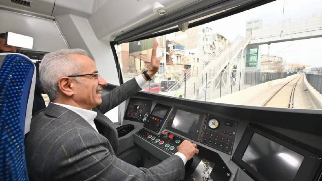 Bakan Uraloğlu açıkladı: 11 ayda 256,4 milyon kişi demir yolu ile seyahat etti