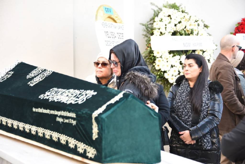 İpek Tuzcuoğlu anne acısıyla sarsıldı