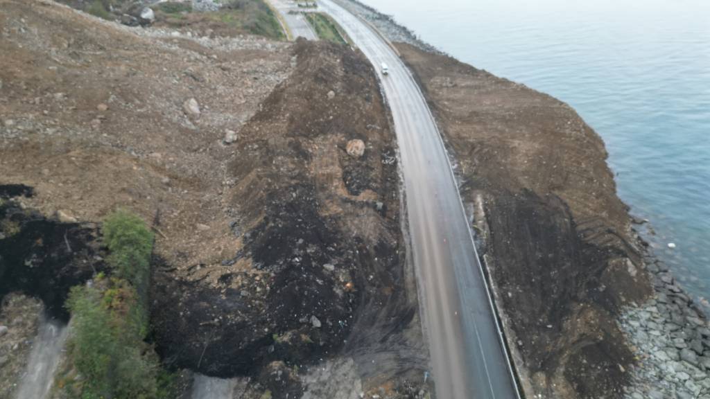 Arhavi’de heyelan durdu ancak yaşanacak yağışlarla birlikte tehlike devam ediyor…