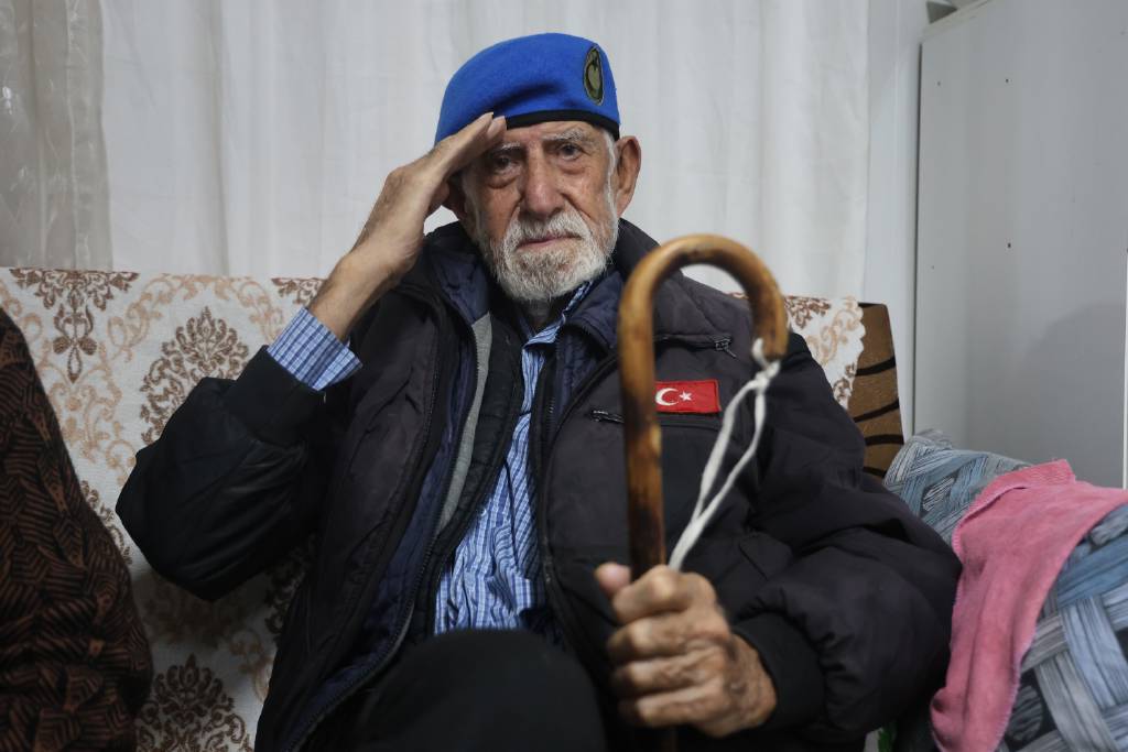 Şehit oğlunun hatırasıyla asker beresi takmaya başladı! 28 yıldır başından çıkarmıyor...