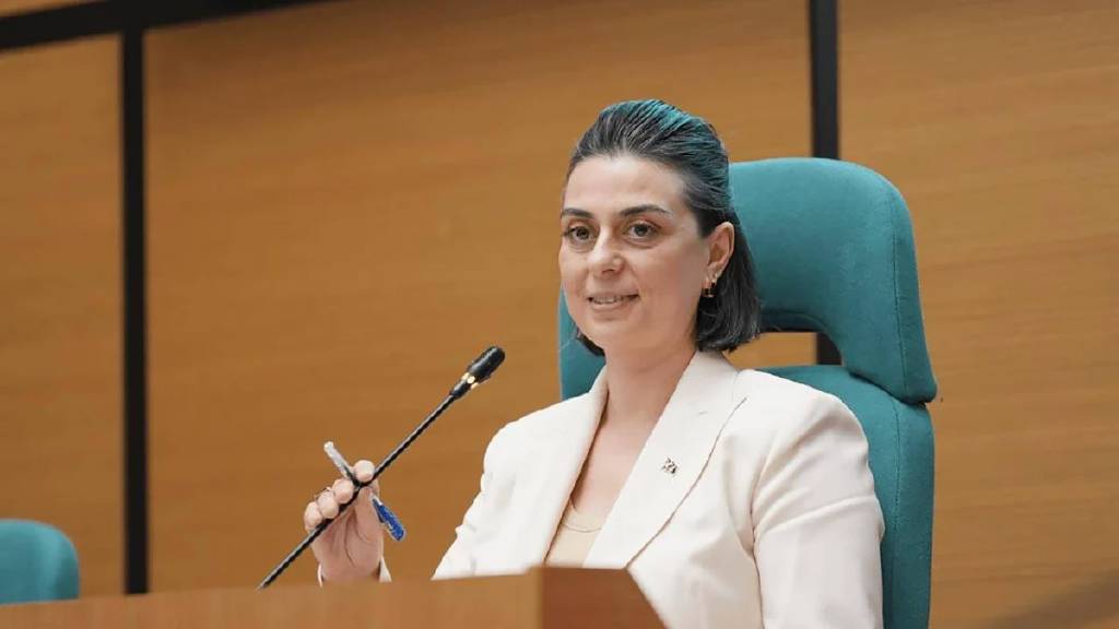 Üsküdar Belediyesi bünyesindeki havuzlarla ilgili alınan karar, kadınların ve erkeklerin aynı havuzları kullanacağı iddiasıyla tartışmalara neden oldu
