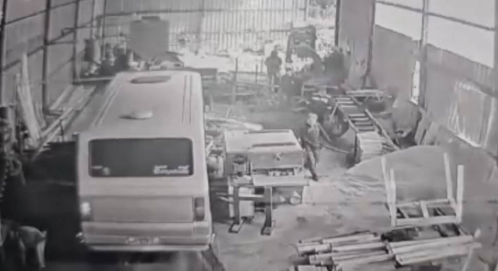 Babasının çalıştığı atölyeye minibüsle dalan genç tutuklandı