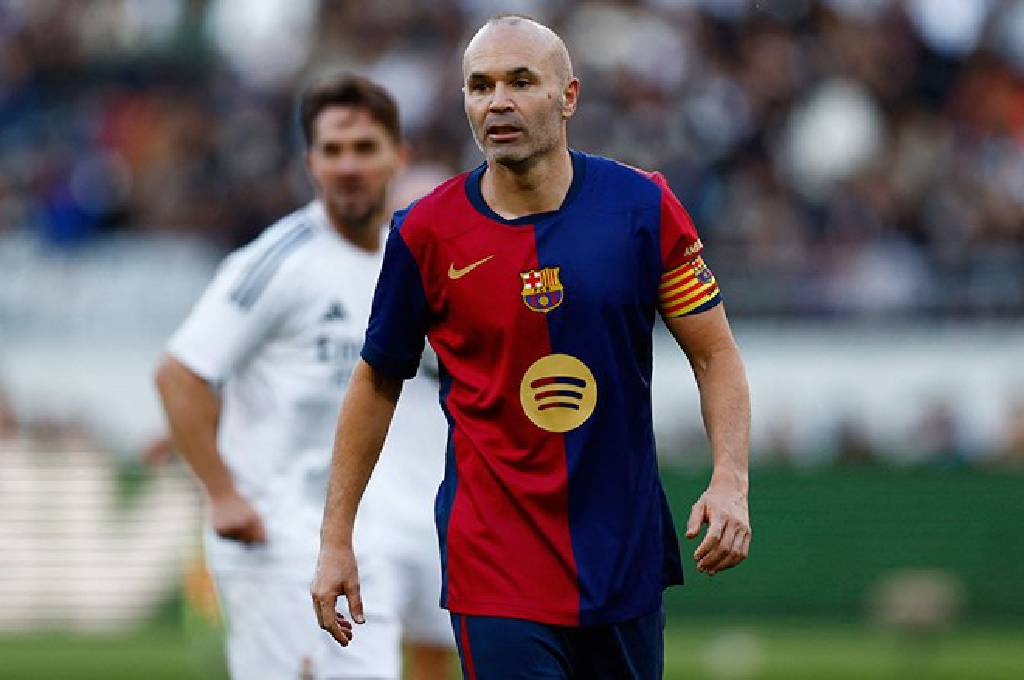 Kariyerini noktalayan Iniesta, Barcelona ve Real Madrid efsanelerinin karşı karşıya geldiği mücadelede dramatik bir sonla sahne aldı