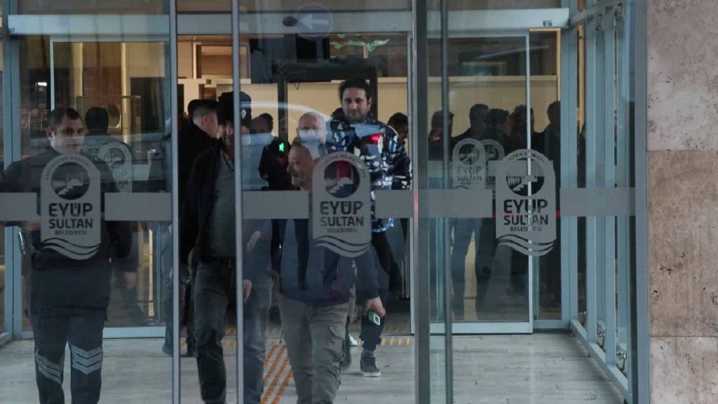 Eyüpsultan Belediyesi, çöp toplama ve araç işletimi hizmetleri nedeniyle bir şirkete 90 milyon liralık borcunu ödeyemediği için haciz işlemiyle karşı karşıya kaldı