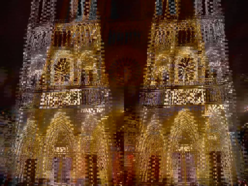Eski ihtişamına kavuştu! Notre-Dame Katedrali, kapılarını yeniden açtı…