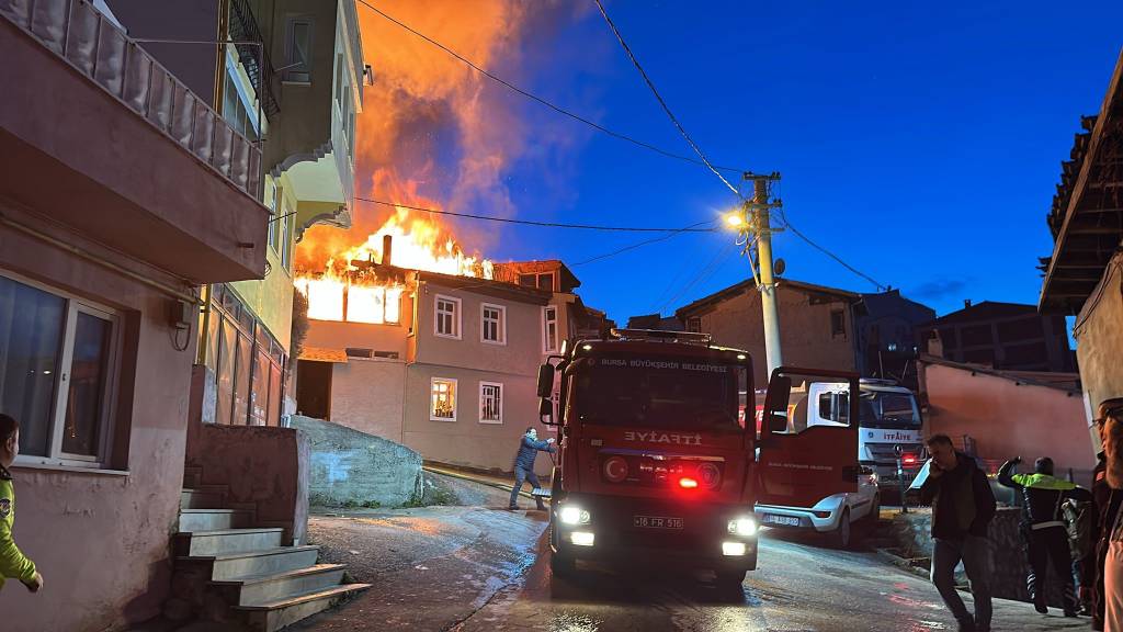 Bursa’da çıkan yangında 3 ev kullanılamaz hale geldi...
