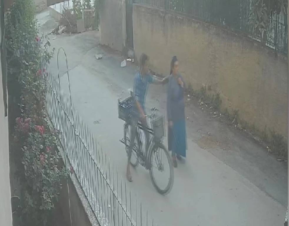 Adana’da hırsız kolyesini çalmak istediği kadından dayak yedi