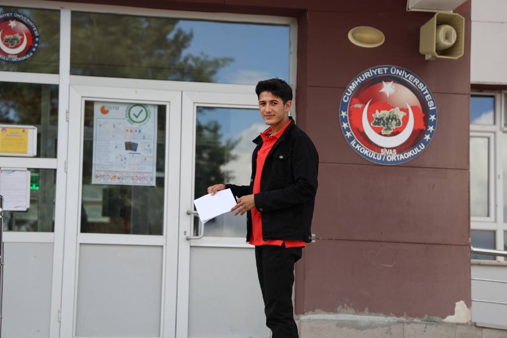 Türkiye’de bir ilk… 8 aday, 12 gözetmen eşliğinde YKS’ye girdi… 
