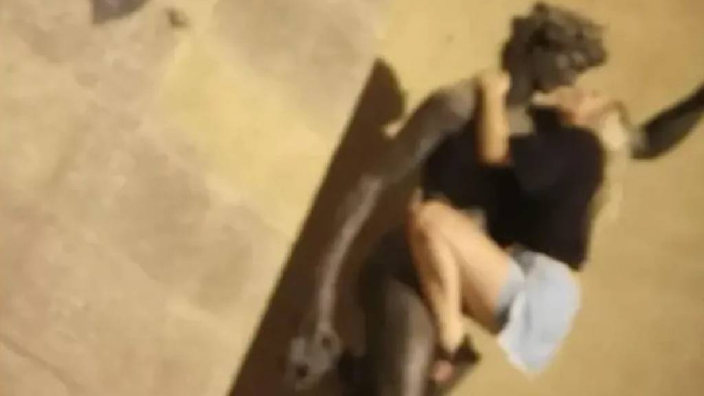 İtalya’yı karıştıran turist! Heykelle cinsel pozlar verdi…