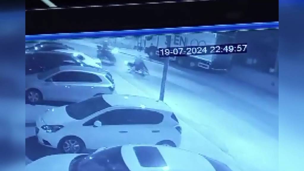 Adana'da 'dur' ihtarına uymayan motosikletli, polise çarptı